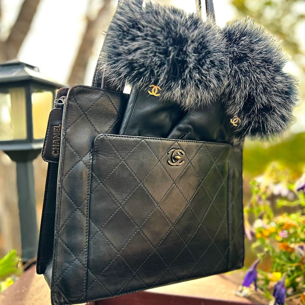 Authentic CHANEL VINTAGE Matrasse Shoulder Bag (w/ gloves!)🧤